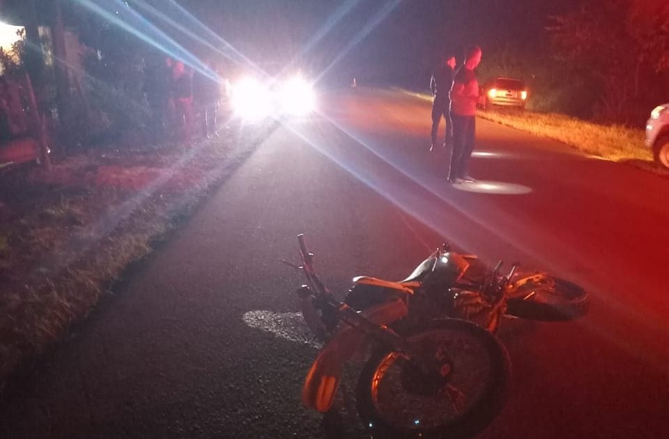 Un motociclista despistó al chocar contra un perro y fue derivado al hospital