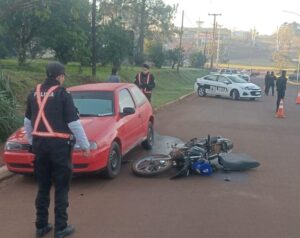 Un motociclista fue hospitalizado tras colisionar con un auto estacionado