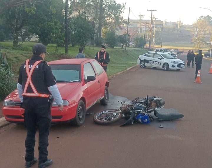 Un motociclista fue hospitalizado tras colisionar con un auto estacionado