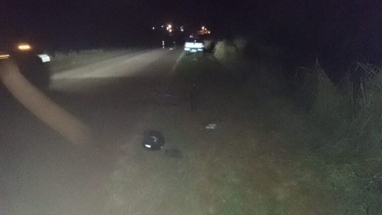 Un motociclista sufrió una fractura tras chocar con un automóvil