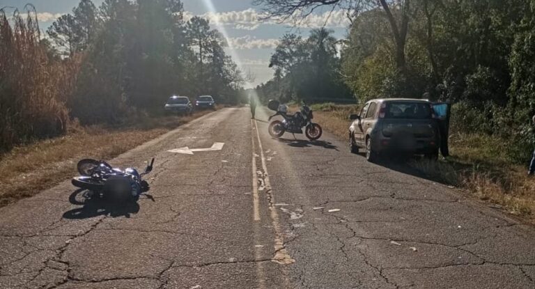 Un motociclista terminó internado tras impactar contra un auto