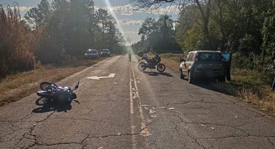 Un motociclista terminó internado tras impactar contra un auto