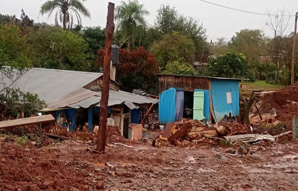 Un muro colapsó por la intensa lluvia y casi destruye 2 casas en Misiones