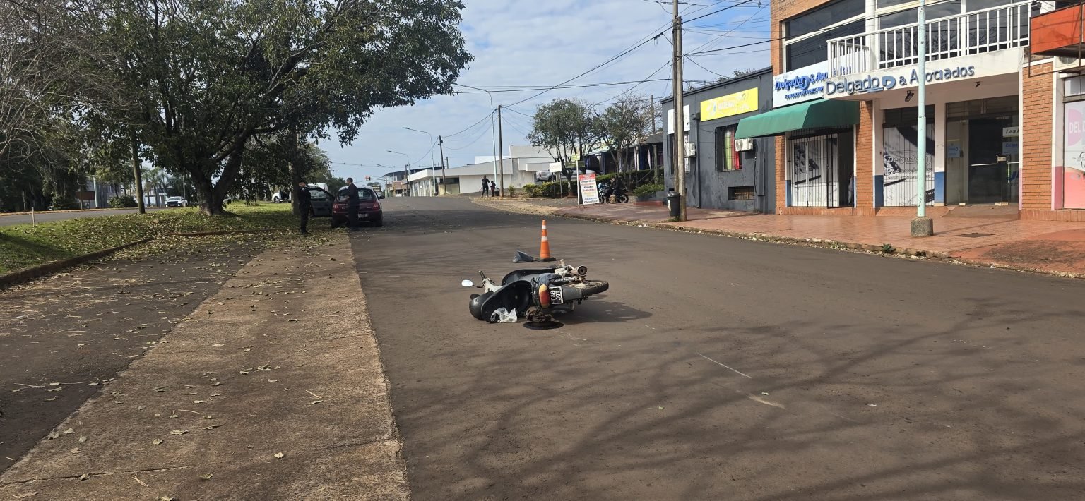 Una motociclista lesionada tras una colisión con un auto