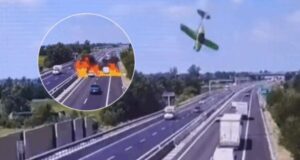 un avión ligero se estrelló sobre una autopista y causó dos muertes