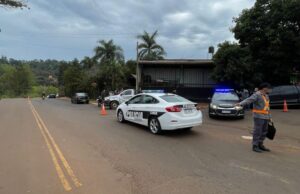 Choque entre una moto y una camioneta deja una mujer herida