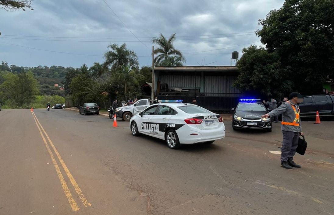 Choque entre una moto y una camioneta deja una mujer herida