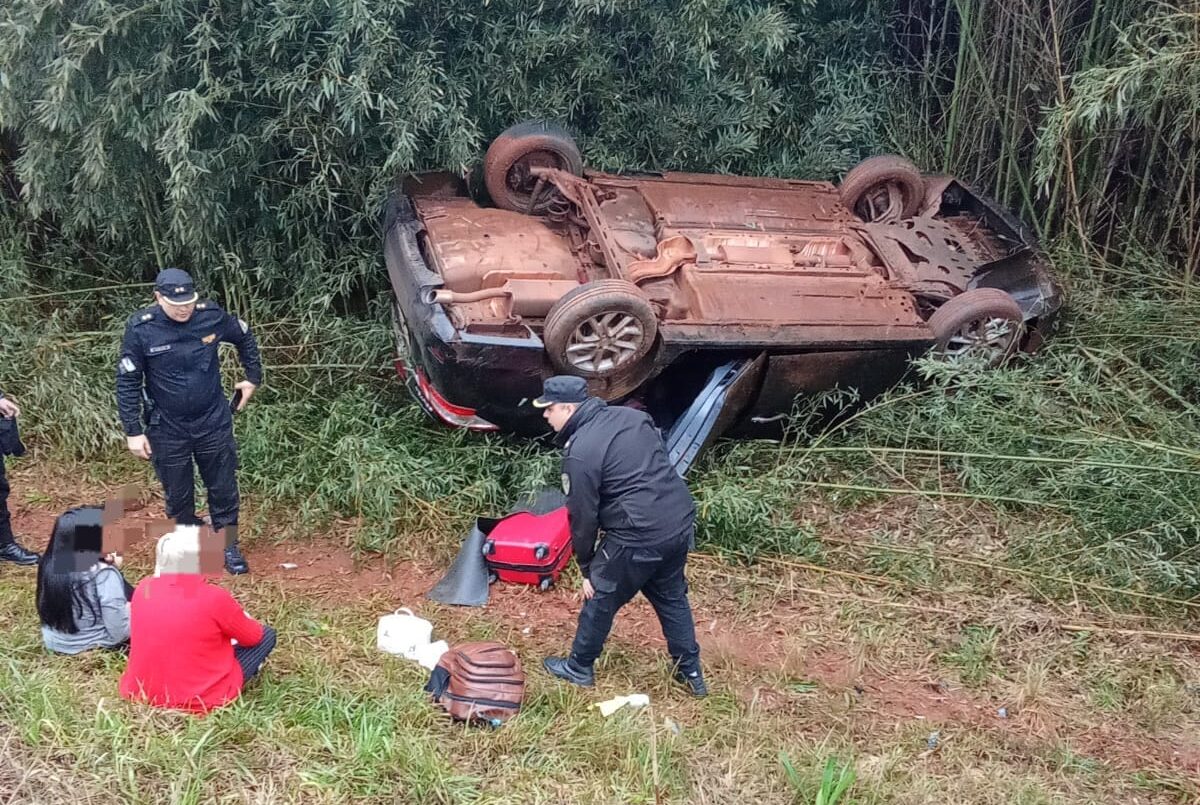 Despiste de vehículo resultó con dos mujeres eldoradenses lesionadas