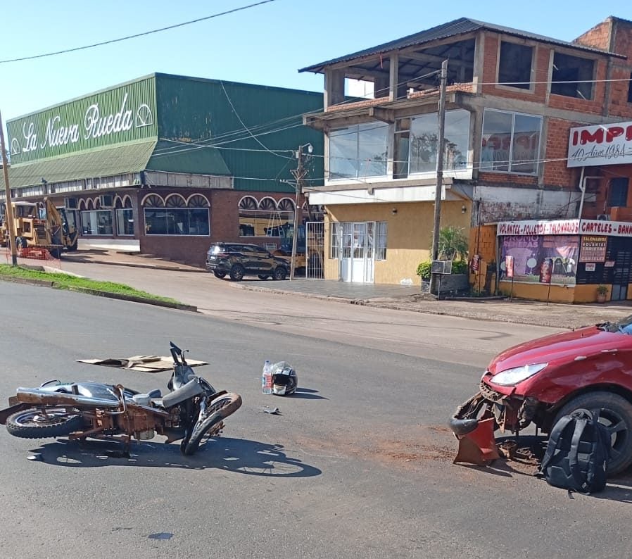 Dos personas resultaron heridas tras el choque de una motocicleta y un auto