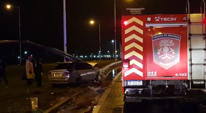 Murió un automovilista tras chocar contra un guardarrail y un poste de luz