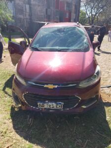Un auto chocó contra una parada de colectivos tras despistar