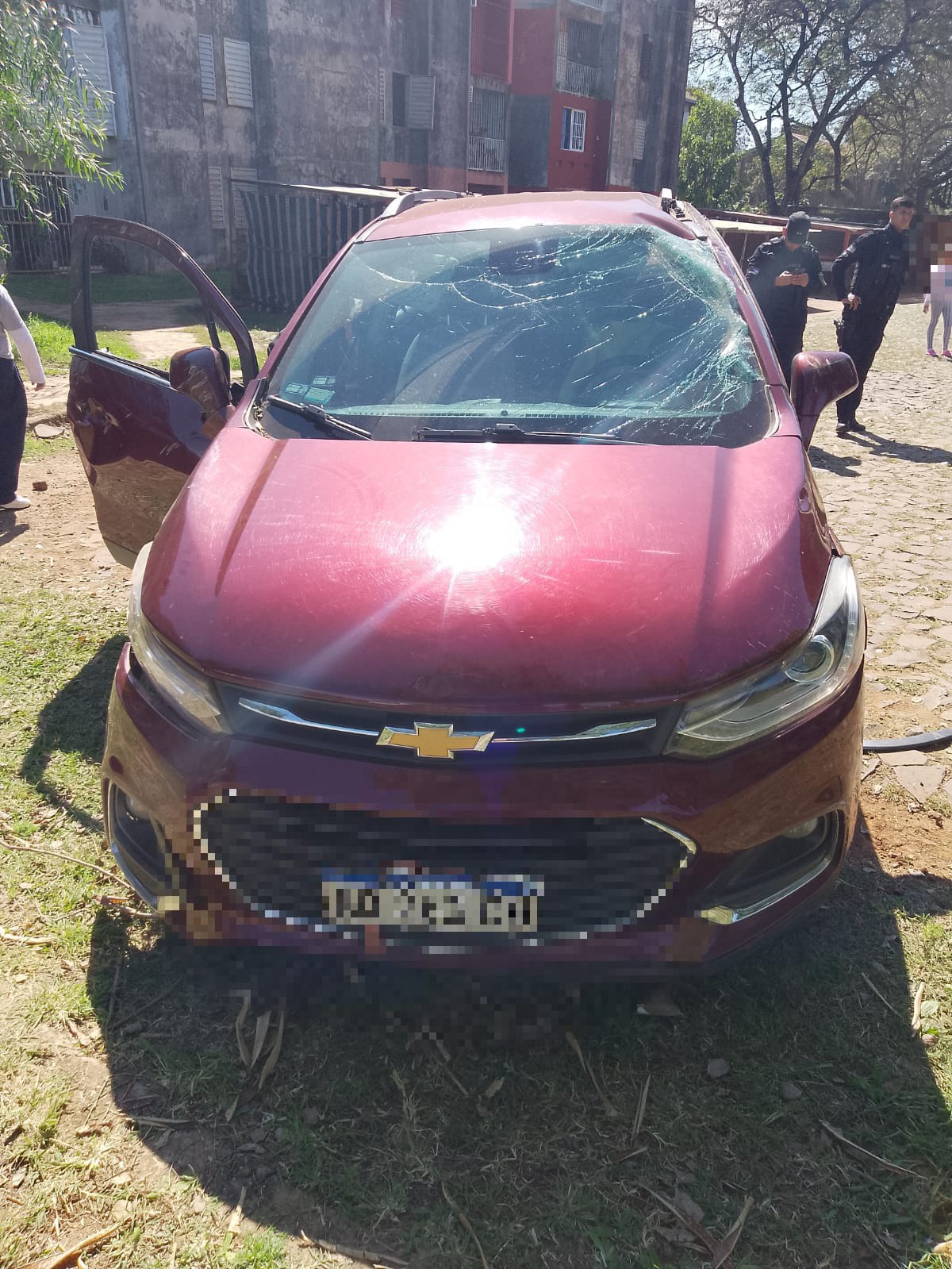 Un auto chocó contra una parada de colectivos tras despistar