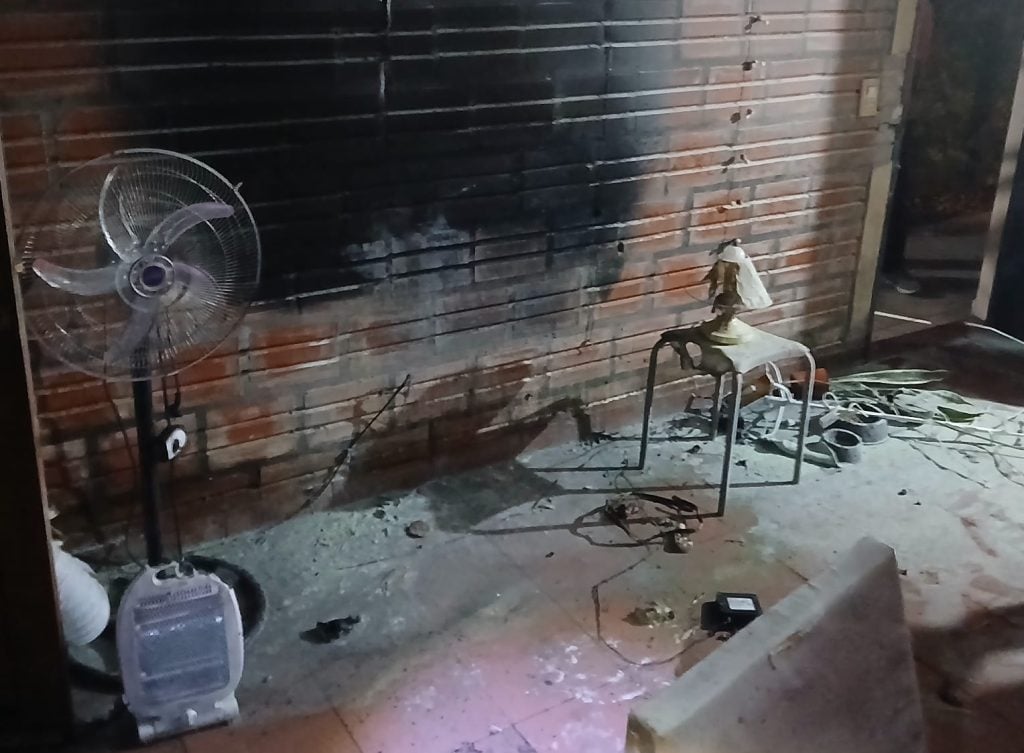 Un descuido con una vela desató un incendio en una casa