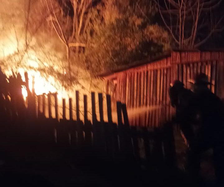 Un incendio destruyó una vivienda durante la madrugada
