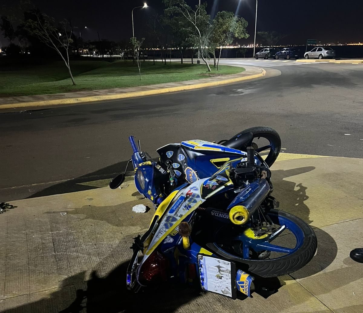 Un motociclista falleció tras despistar en una rotonda