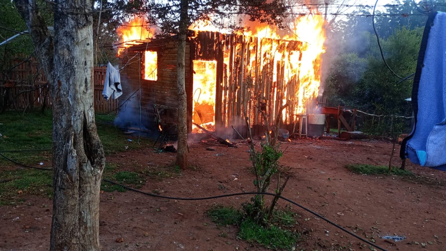 Una vivienda fue consumida por completo por un incendio
