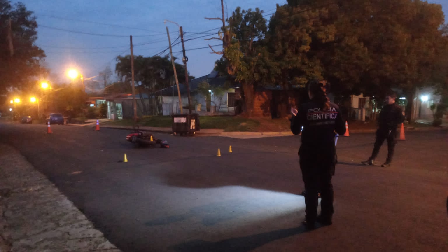 automovilista atropelló a 2 motociclistas