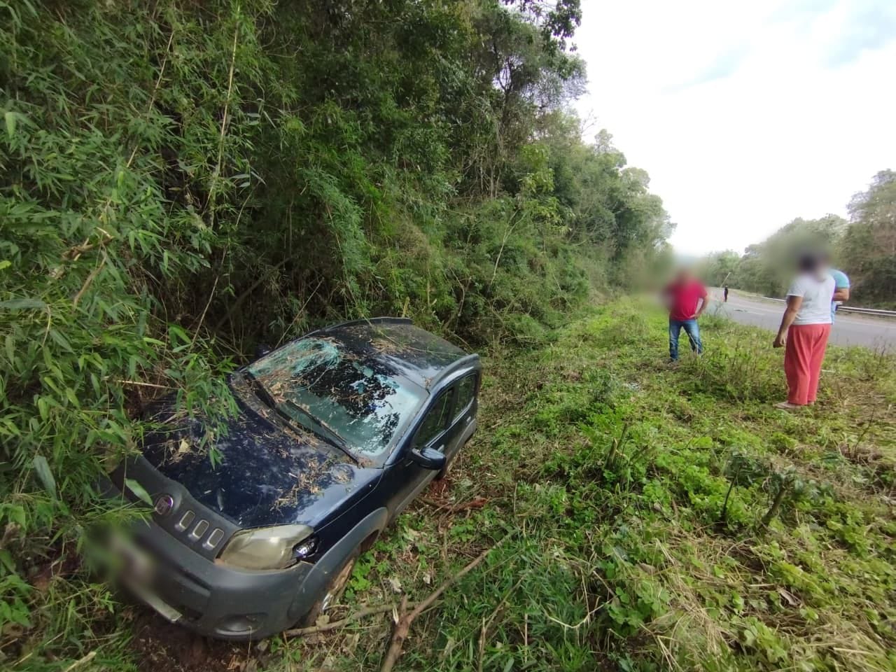 perdió el control del vehículo y terminó al costado de la ruta
