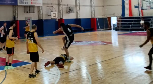 Brutal agresión en un partido de básquet amateur