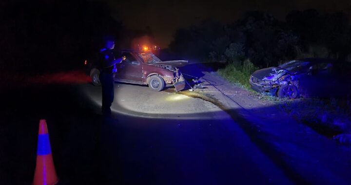 Dos automóviles chocaron de frente