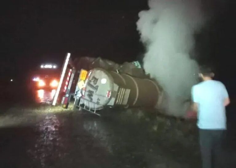 Dos camiones volcaron en Ruta Nacional 14