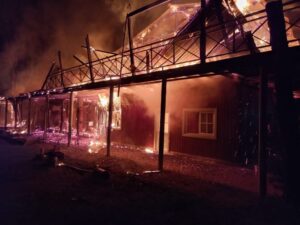 Un incendio destruyó una vivienda y dejó a un hombre hospitalizado