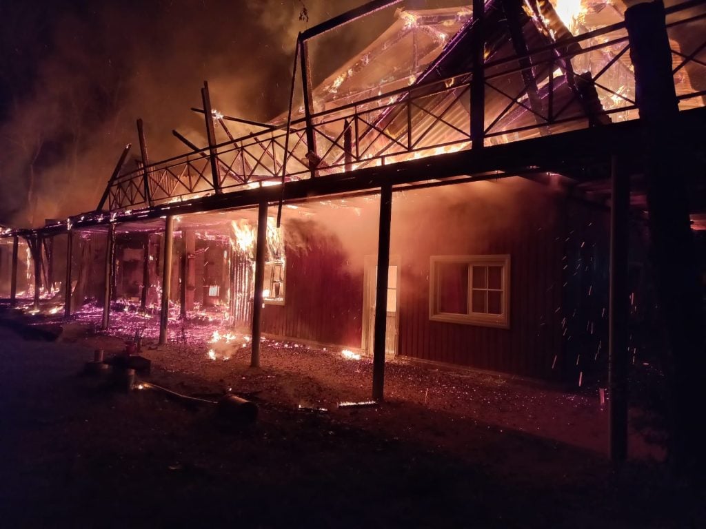 Un incendio destruyó una vivienda y dejó a un hombre hospitalizado