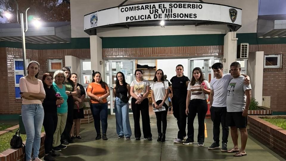 Padres denuncian a un maestro por manipular y fotografiar a alumnos en El Soberbio