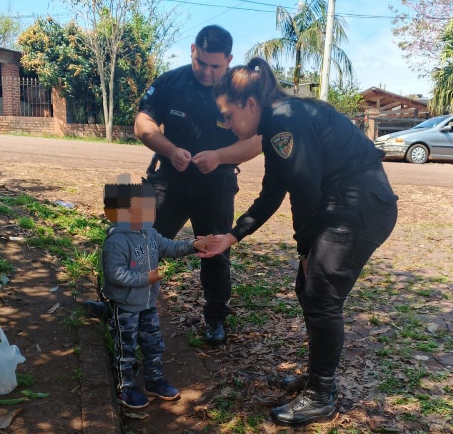 Policías resguardaron a un niño de 4 años que deambulaba solo