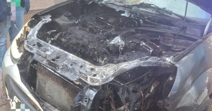 Se incendió un vehículo que esperaba en la fila del semáforo