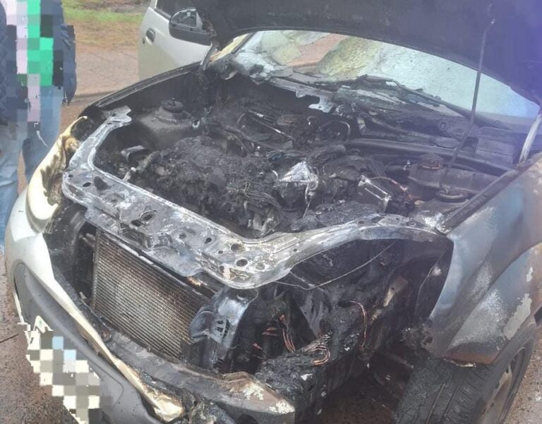 Se incendió un vehículo que esperaba en la fila del semáforo