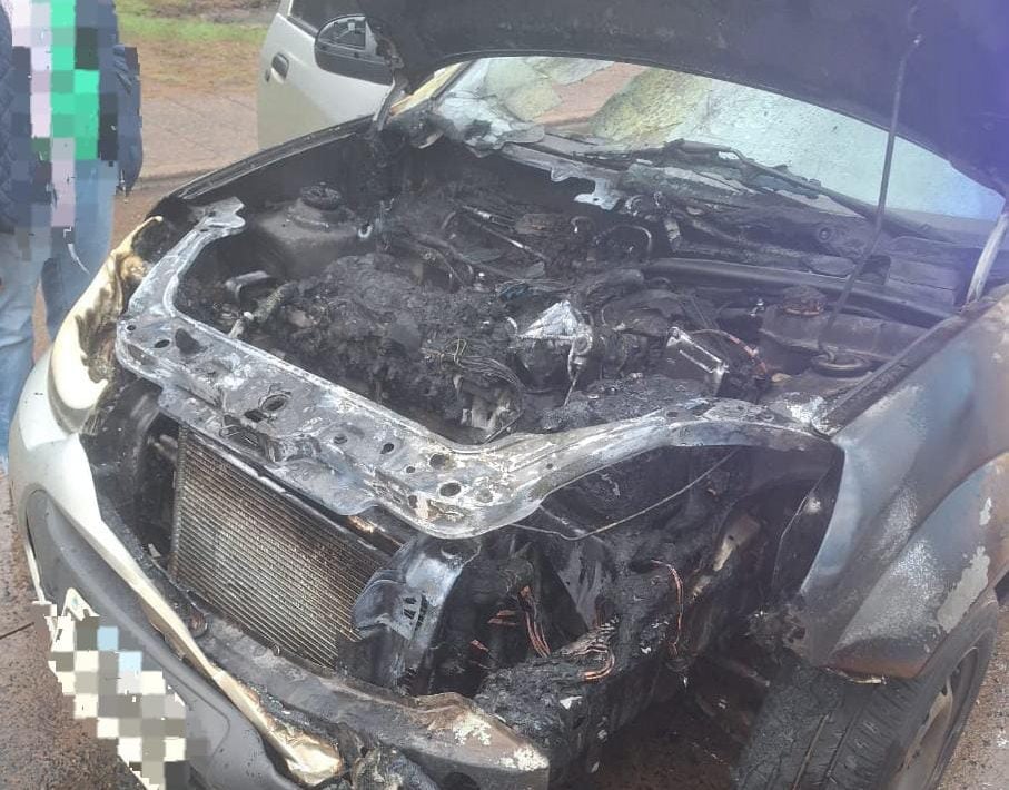 Se incendió un vehículo que esperaba en la fila del semáforo