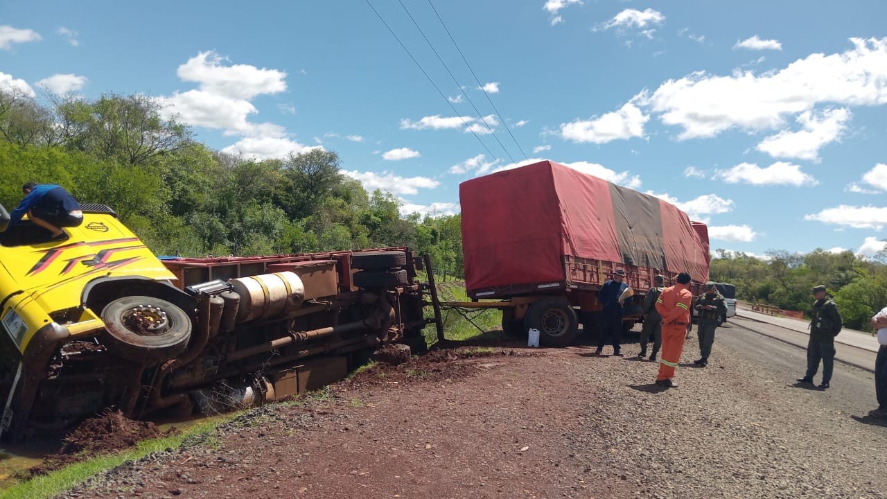 Un camión cargado de yerba mate despistó