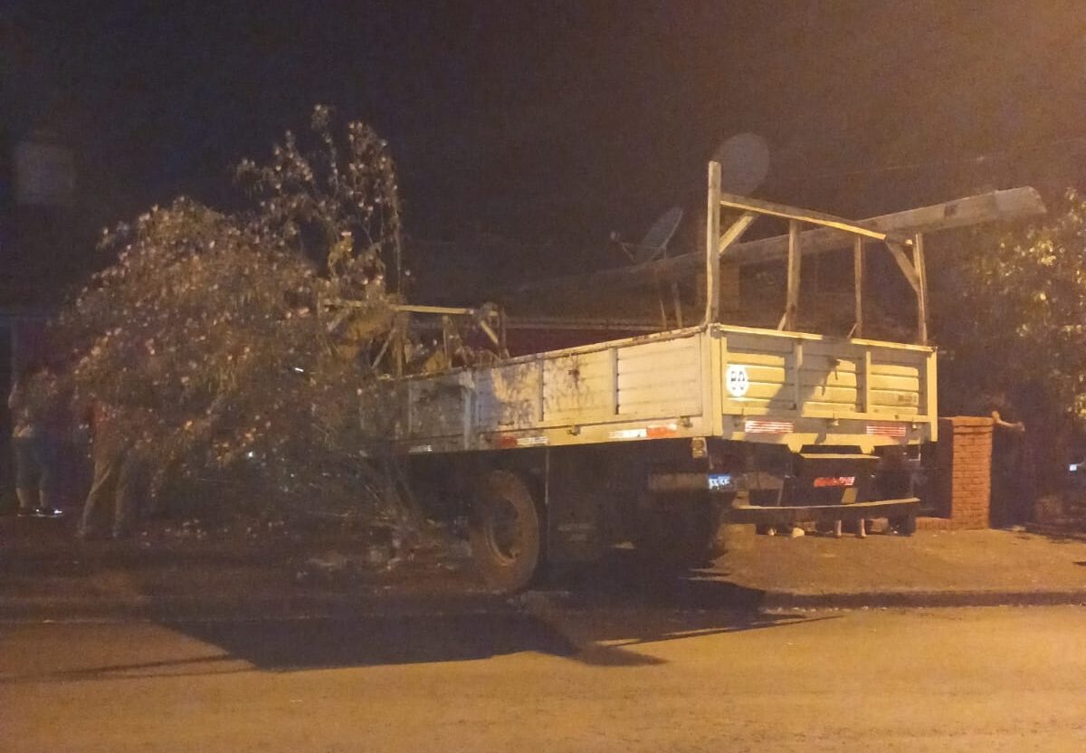 Un camión perdió el control e impactó contra una vivienda en Eldorado
