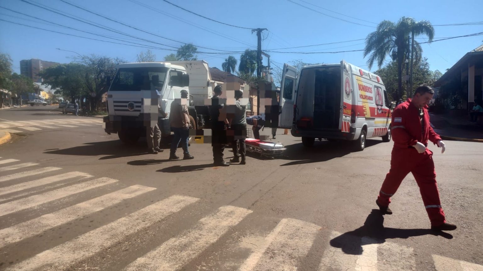 Un motociclista colisionó con un camión municipal y tuvo que ser hospitalizado