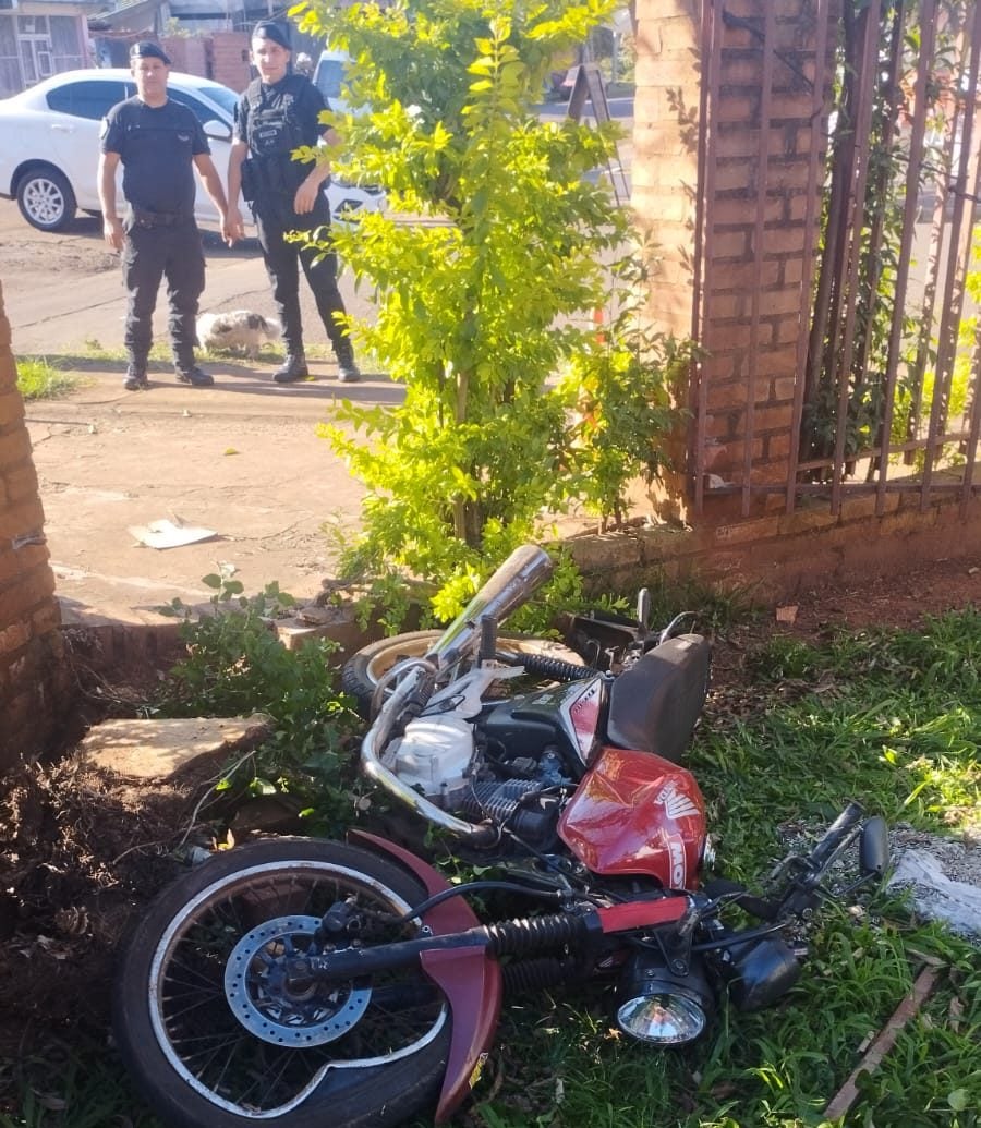 Un motociclista despistó e impactó contra la reja de una vivienda