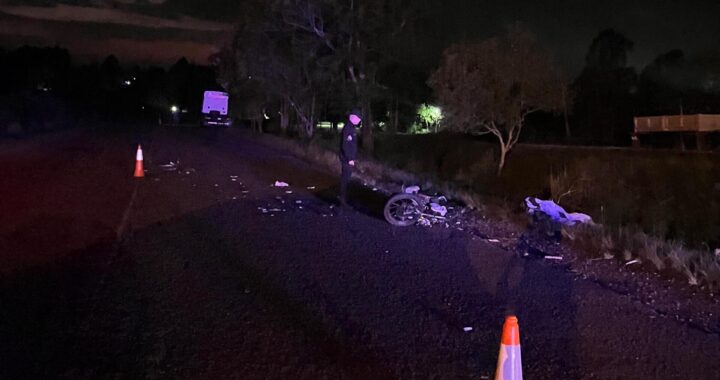 Un motociclista falleció tras chocar de frente con un camión
