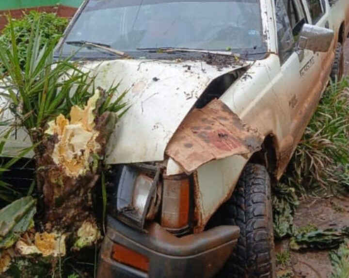 camioneta despistó por una falla en los frenos y terminó en una vivienda de Eldorado