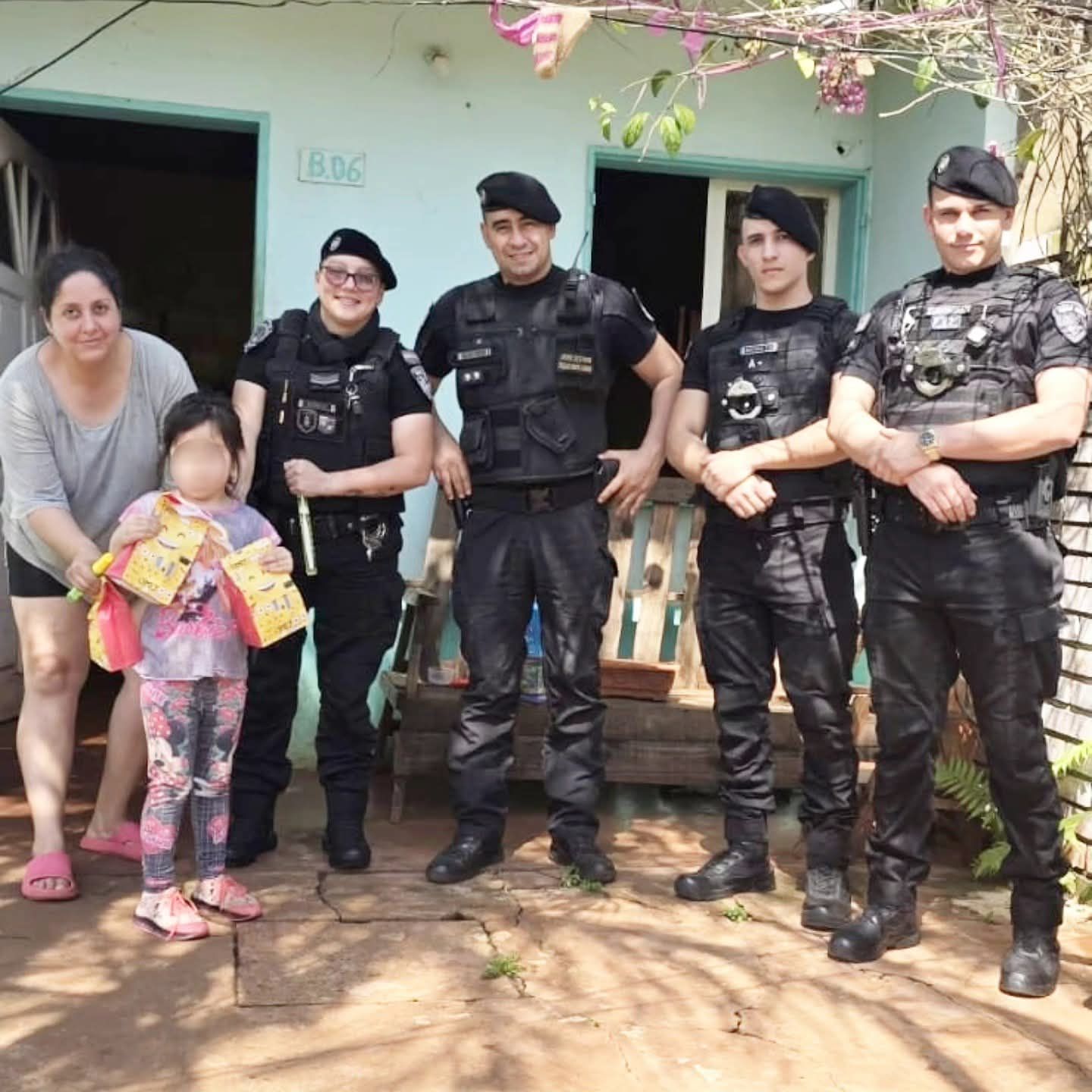 eencuentro entre Policías y una niña de 5 años que salvaron en Eldorado