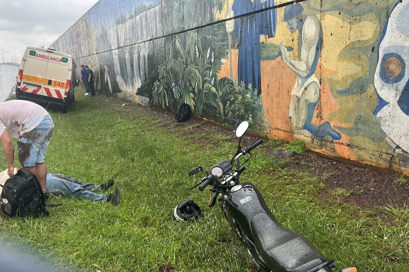 Dos jóvenes resultaron heridos tras despistar con su motocicleta