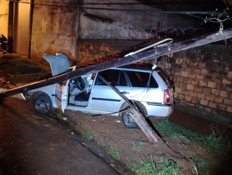 Un auto chocó y derribo un porte de luz