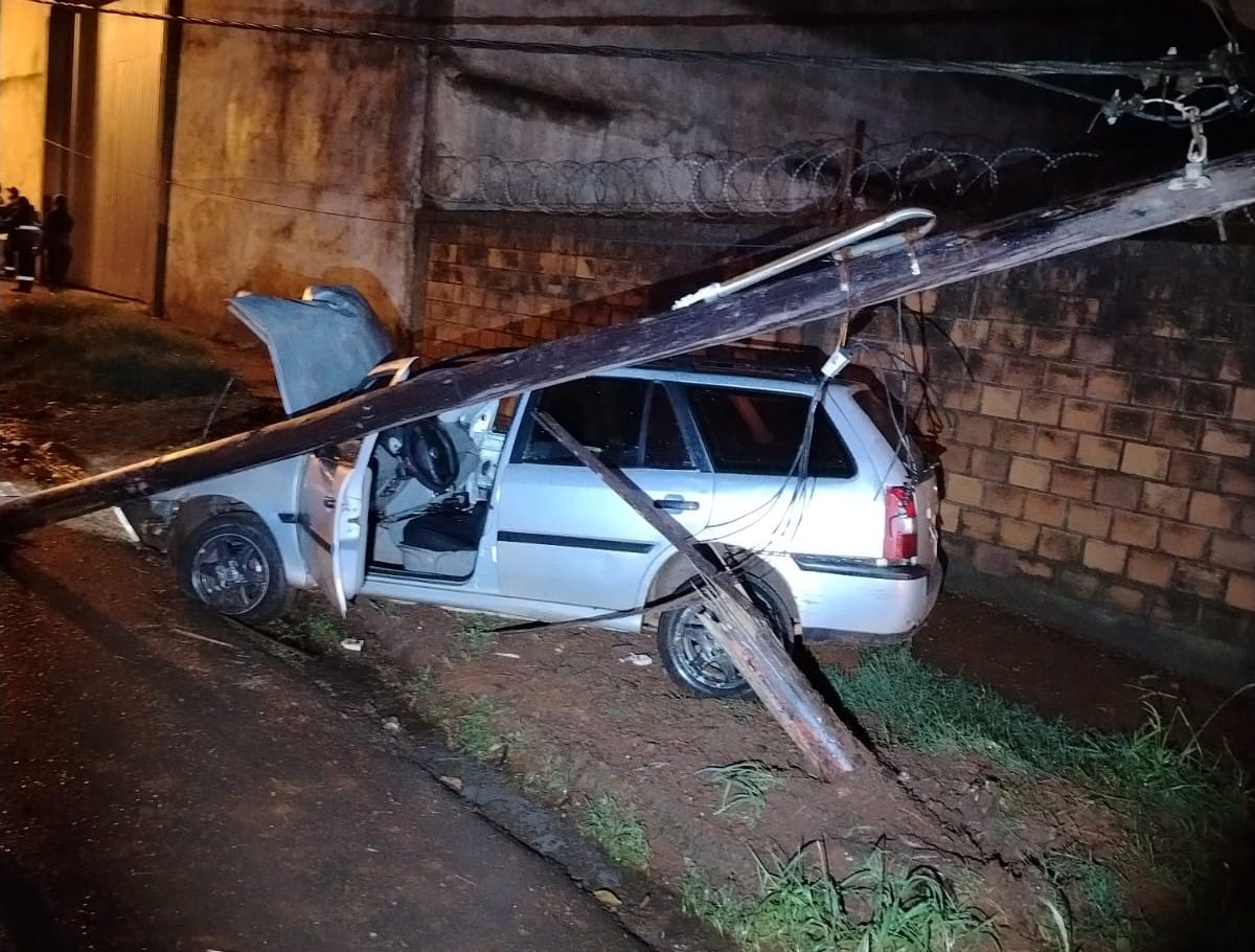 Un auto chocó y derribo un porte de luz