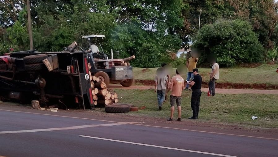 Un camión con rollos de pino volcó sobre la banquina de la Ruta 12