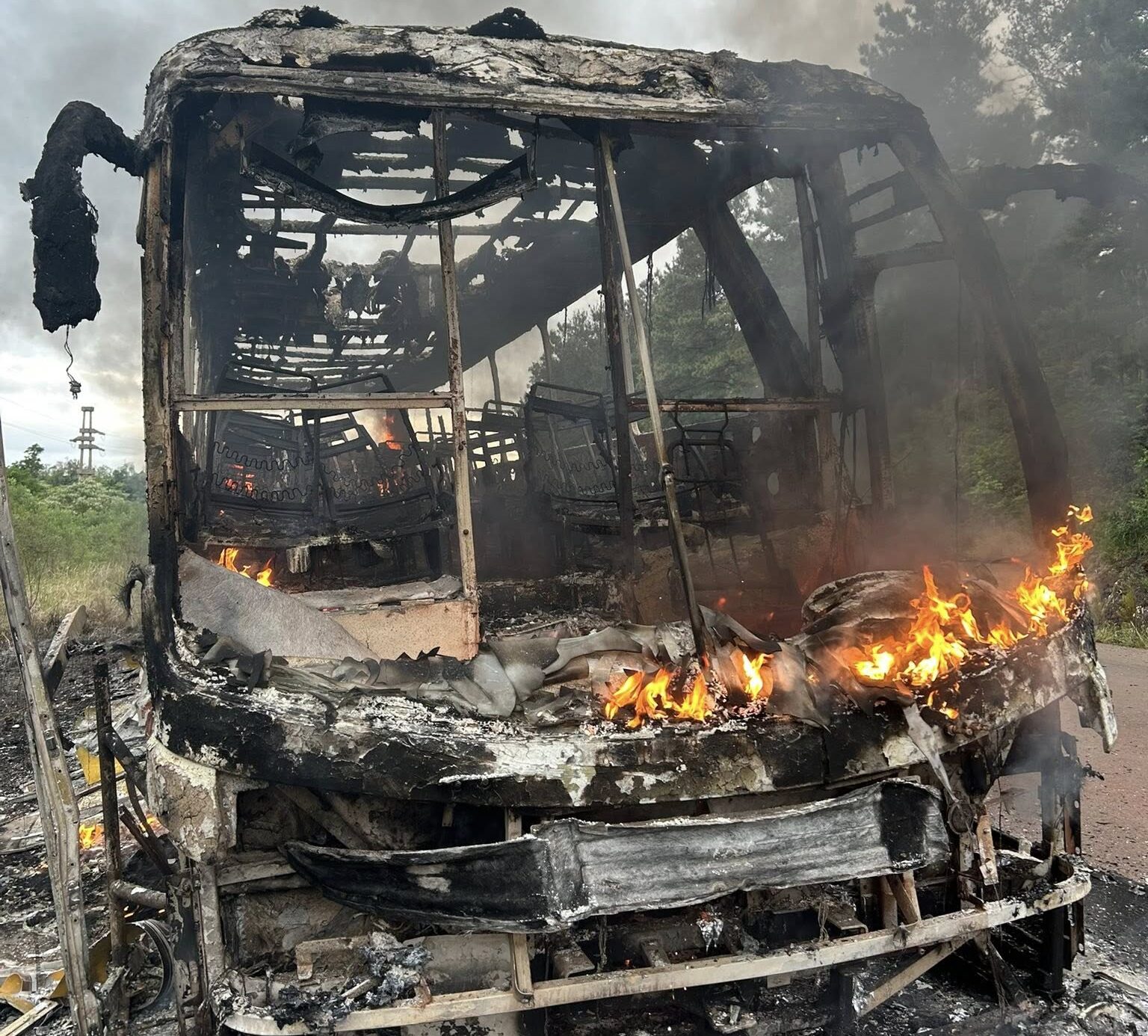 Un colectivo se incendió sobre la Ruta 17