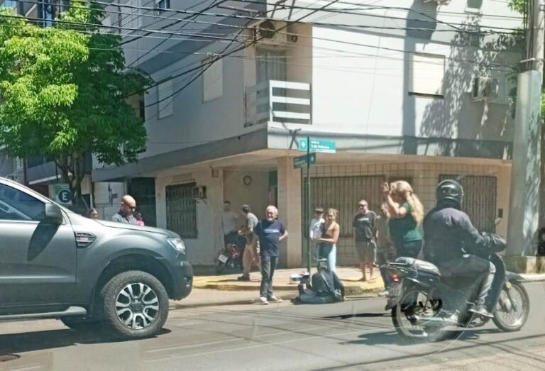 Una camioneta embistió a una madre y su hijo