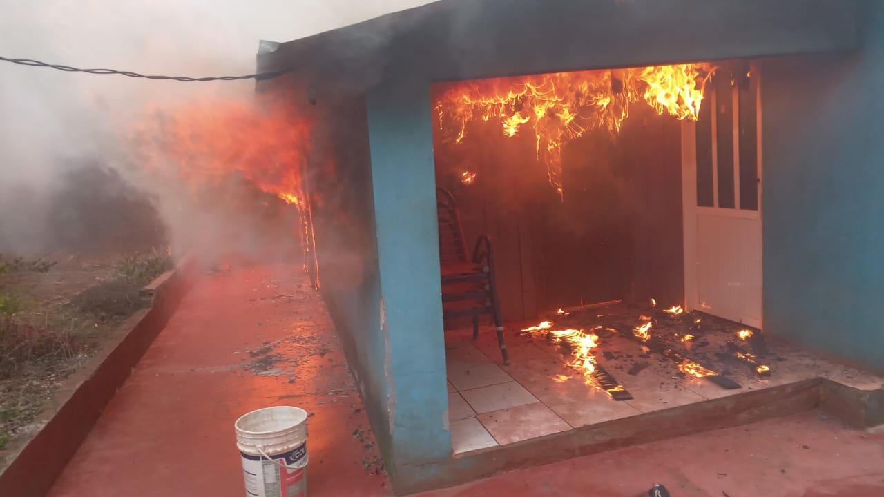 Una casa se incendió por completo luego de un cortocircuito en un cargador de teléfono