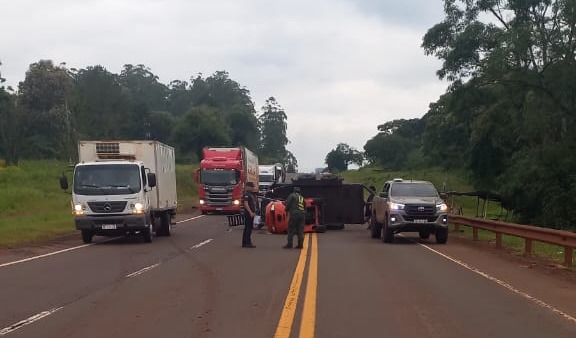 Volcó un tráiler sobre la Ruta 12 a la altura de Colonia Victoria