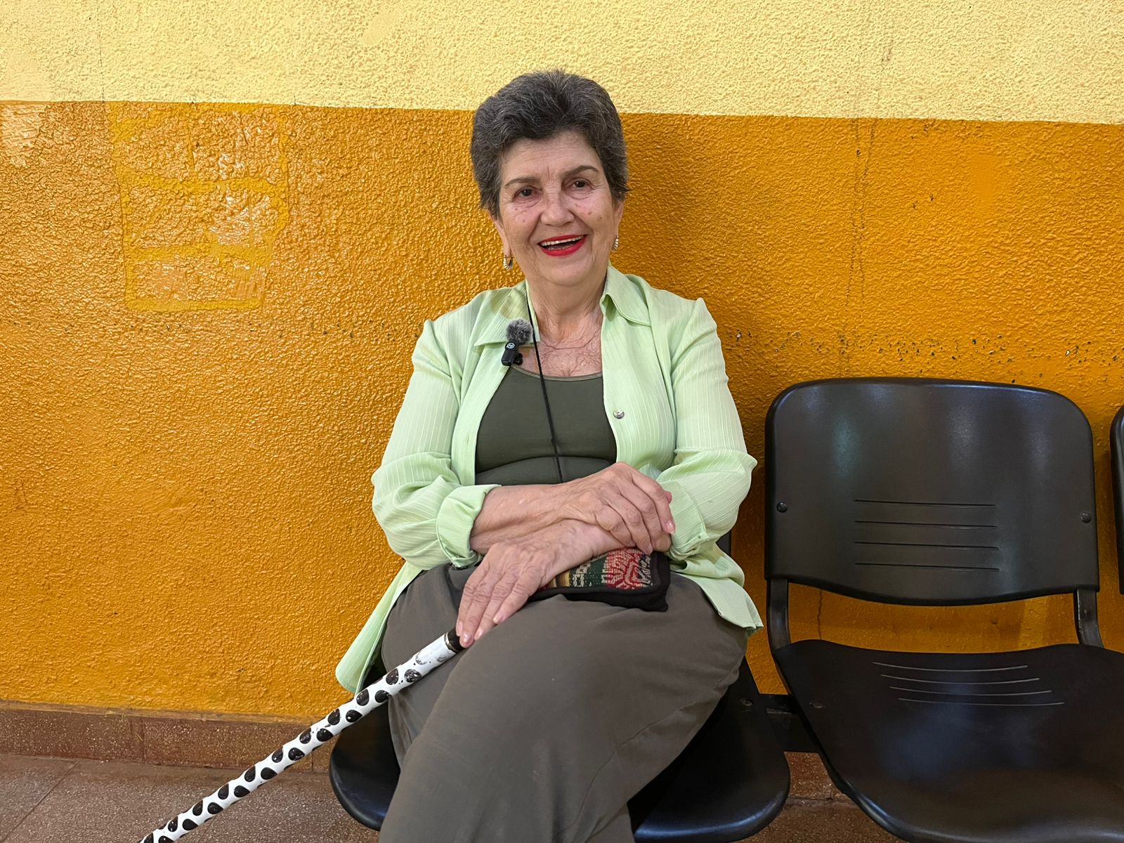 Mónica una jubilada de 78 años votar es una fiesta