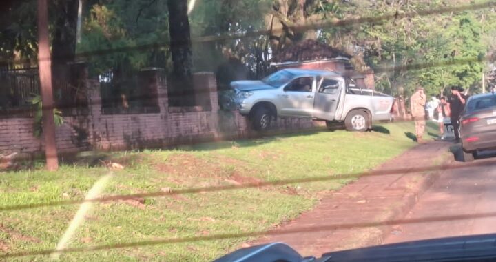 Pareja alcoholizada chocó contra el muro del Ejército y terminó detenida
