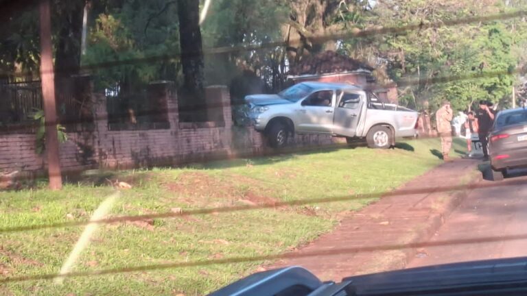 Pareja alcoholizada chocó contra el muro del Ejército y terminó detenida